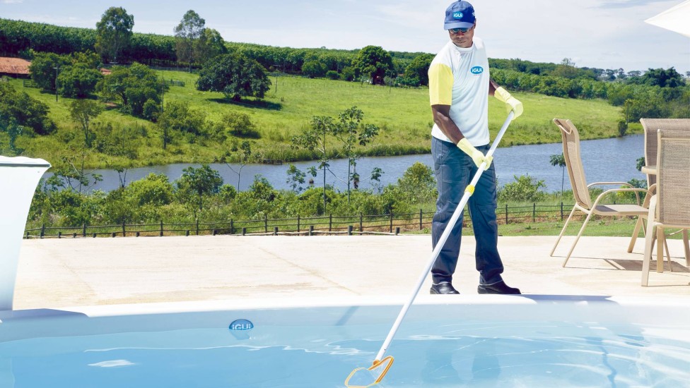 como fazer a limpeza e manutenção de piscina