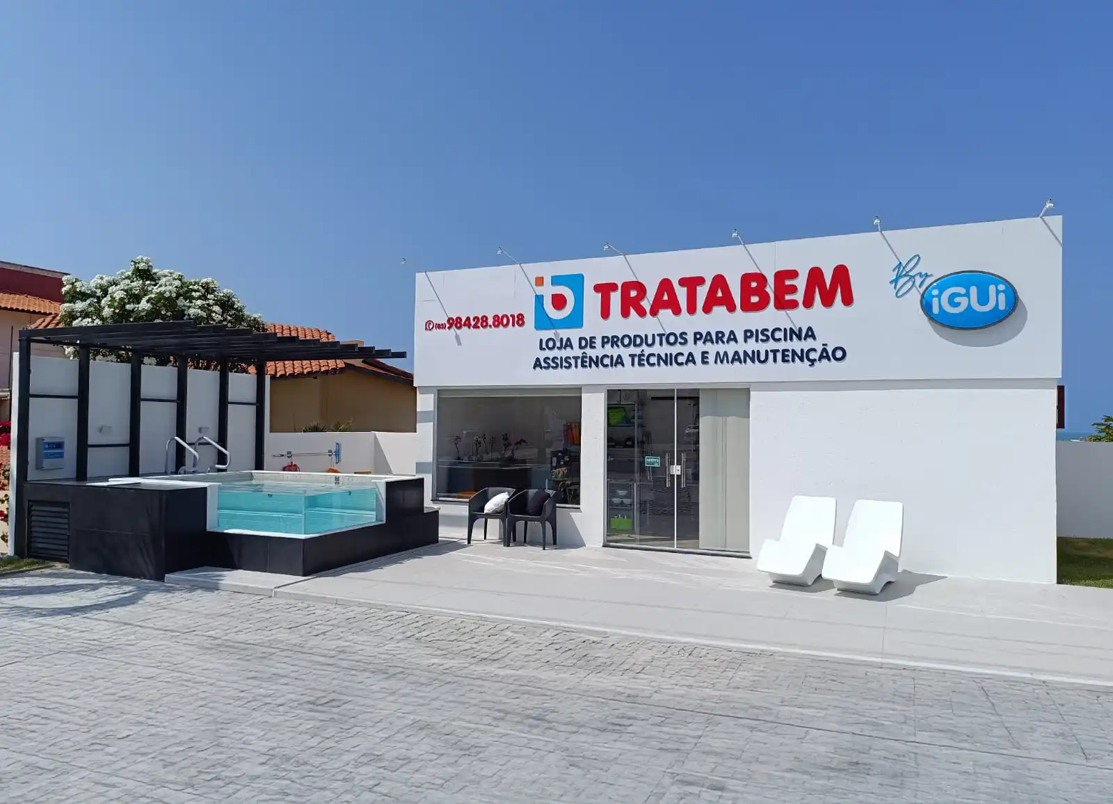 Franquia TrATABEM especializada em produtos para piscinas, assistência técnica e manutenção, com fachada moderna e espaço ao ar livre, destacando-se no mercado
