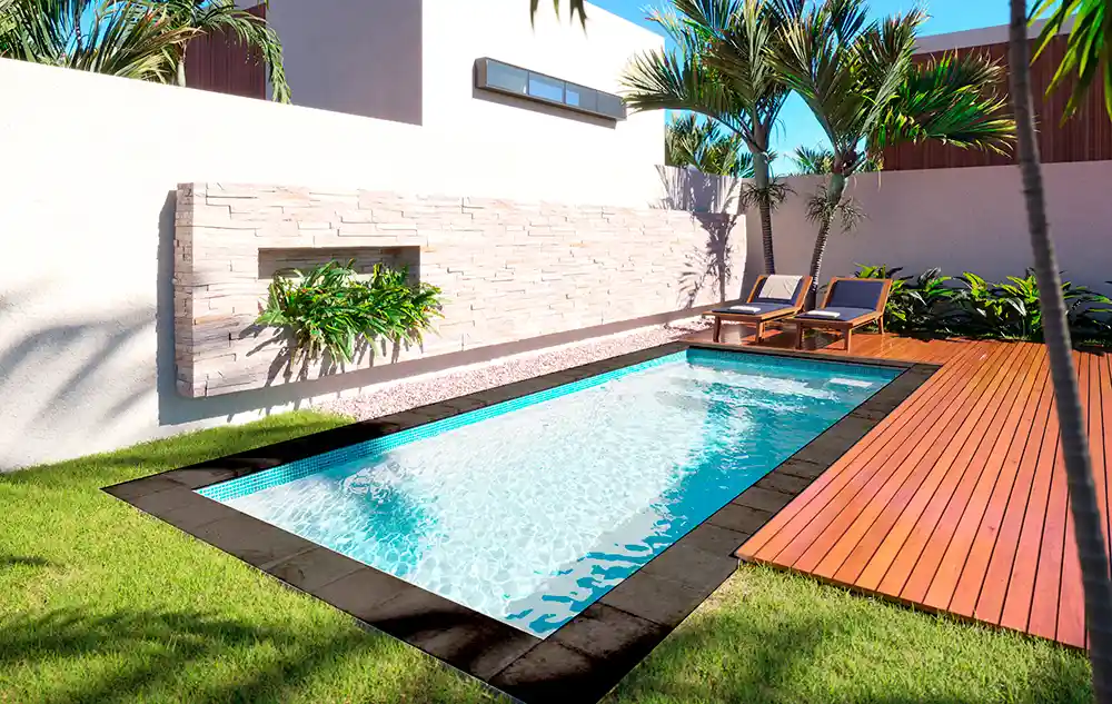 Imagem de uma piscina residencial com vazamento, evidenciando a necessidade de reparo para evitar maiores problemas de infiltração na piscina em uma área externa com jardim e varanda.